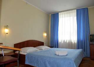 Отель Svytyaz Hotel Луцк Стандартный номер с кроватью размера "queen-size"-2