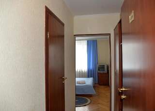 Отель Svytyaz Hotel Луцк Стандартный номер с кроватью размера "queen-size"-3