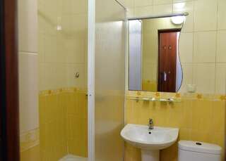 Отель Svytyaz Hotel Луцк Стандартный номер с кроватью размера "queen-size"-4